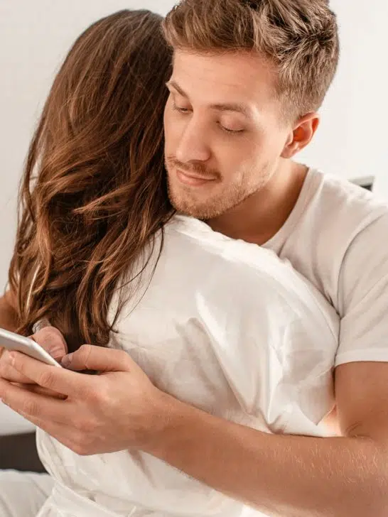 9 Things Cheaters Always Do On Their Phones